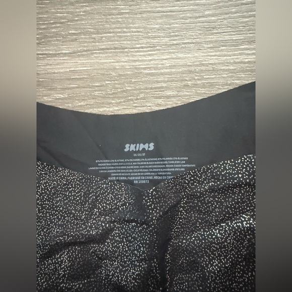 SKIMS Free Cut Thong Onyx Foil - Picture 4 of 4